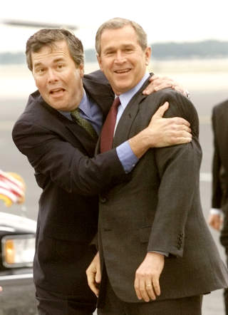 BEDRE TIDER: Jeb og George W. Bush fotografert i 2000, den gang de begge var popul�re. Foto: AP/Scanpix