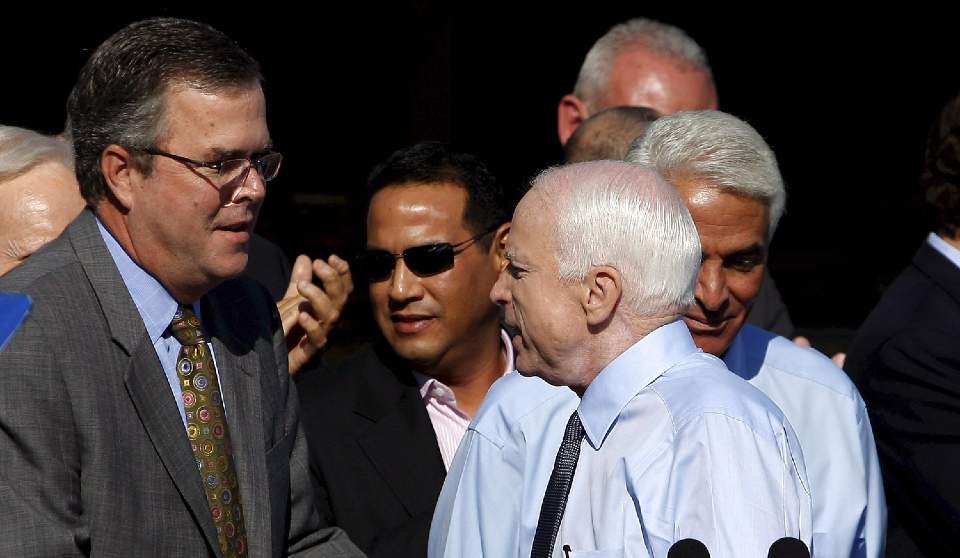 MER POPUL�R ENN STOREBROR: George W. Bush m�tte holde seg langt unna John McCains valgkamp. Jeb Bush ville McCain derimot gjerne vise seg sammen med da han bes�kte Florida i oktober. Foto: EPA/GARY I. ROTHSTEIN/SCANPIX