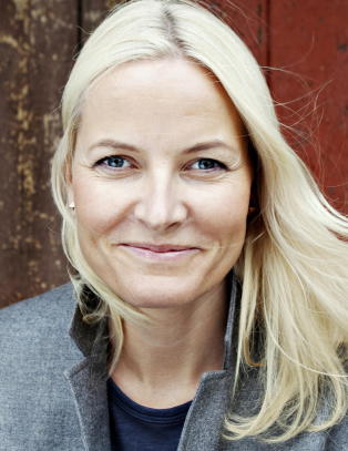 I fjor åpnet hun seg om faren. I år har Mette-Marit med seg mamma på litteraturtoget