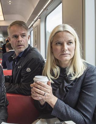 Mette-Marit så oppslukt av en bok at hun gikk på lyktestolpe