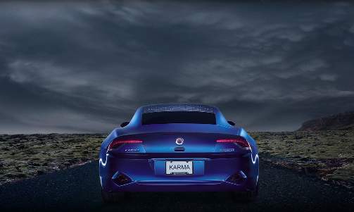 SOM EN KULE: Fisker Karma har fullt dreiemoment fra st�ende start. Dette er derfor trolig den vinklelen de fleste medtrafikanter vil se verdens f�rste plug in-hybrid fra. Legg merke til solcellepanelet p� taket. Foto: FISKER AUTOMOTIVE