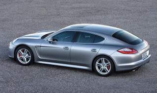D�RLIG KARMA: Porsches nye Panamera kvalifiserer ikke som milj�alternativ. Foto: PORSCHE