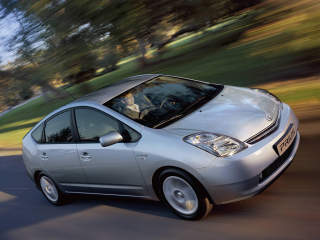 PRIUS: Toyotas Prius er det mest popul�re hybridalternativet, men f�r ikke akkurat h�ret til � reise seg p� bilentusiasten. Foto: TOYOTA
