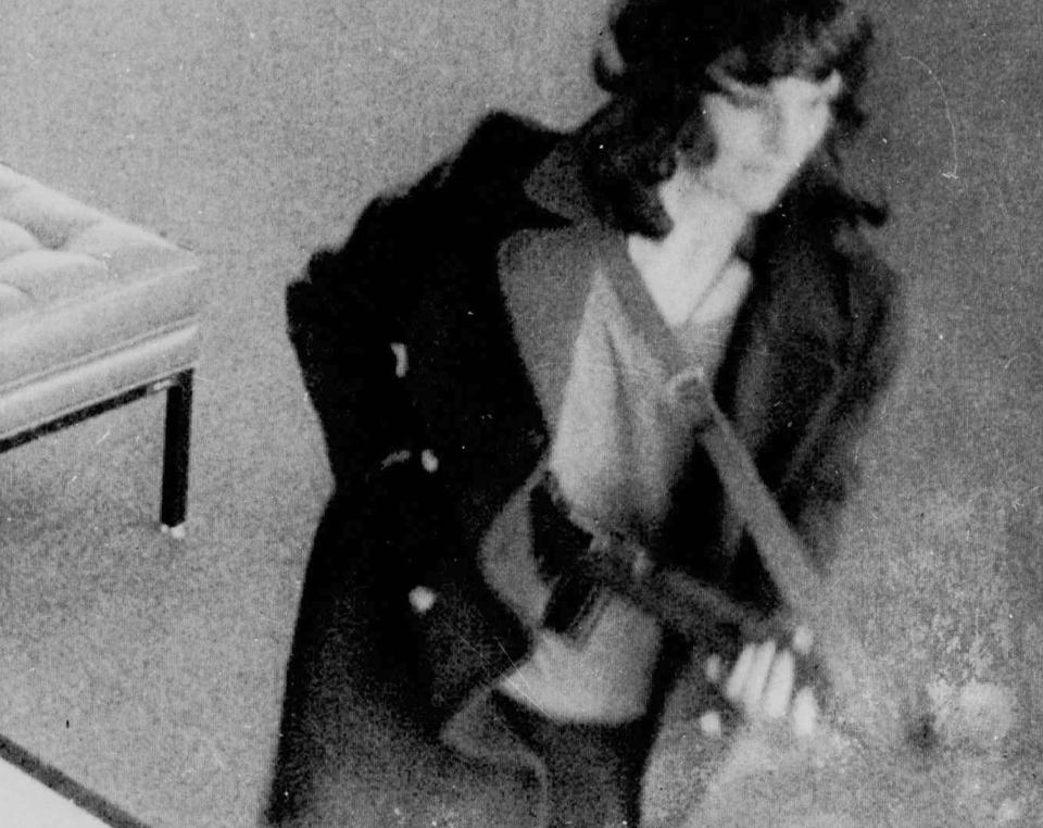 PATTY HEARST: Bildet er fra overv�kingskameraet til Hibernia Bank i San Francisco som ble ranet i april 1974. I dag sier Hearst at hun ikke hadde fri vilje og at hun tror hun var rammet av Stockholmsyndromet eller posttraumatisk stresssyndrom. Foto: AP/FBI