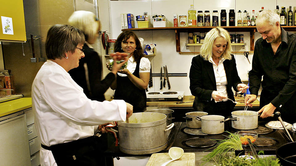 P� KJ�KKENET: Fra venstre Irene Kinn (47), Stine Kathrin Pedersen , Pia Steidel (39), Kristin Skanke (44) og Reidar Einarsrud. Alle Foto: Ole C. H. Thomassen