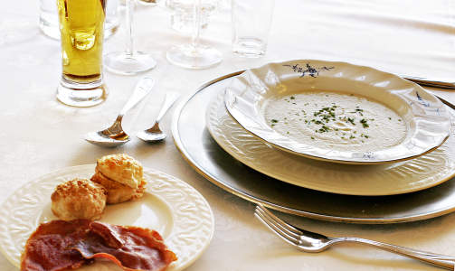 HIMMELSK: Husets blomk�lsuppe servert med ovnsstekt spekeskinke og ostekjeks av butterdeig.