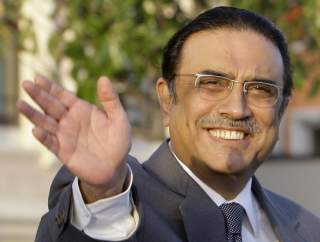 M� LEVERE: USA vil stille klare krav til Pakistans president Asif Ali Zardari om �kt innsats mot Taliban og al-Qaida som opererer inne p� pakistansk terrotorium i nord. Foto: Scanpix