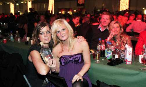 MISFORN�YDE: Underholdningen er topp, serveringen er en vits, mener Ann-Cecilie Andersen (29) og Madeleine Jacobsen Ausen (20) fra Larvik. De fikk ikke �l og vin selv om de satte seg til bords s� tidlig som 18.30. Senere p� kvelden ble det satt ut vodkaflasker som plaster p� s�ret.
Foto: METTE M�LLER/DAGBLADET