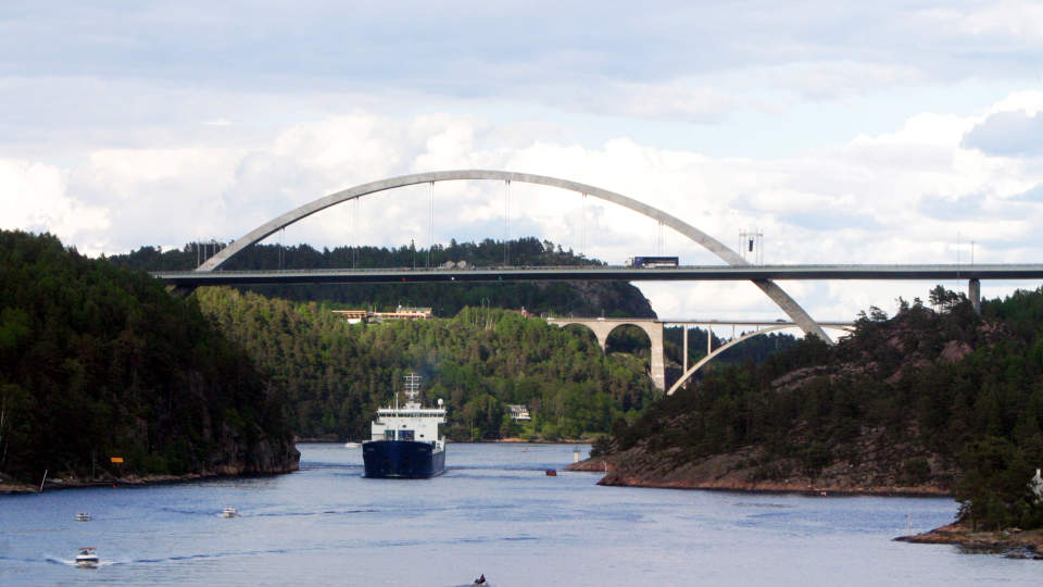 UNNTAK: Vegdirektoratet har lagd en egen lov for �strikkhopping fra grenseoverskridende bruer�. I praksis betyr det denne brua, over Svinesund. Samferdselsdepartementet er ikke forn�yd med arbeidet vegdirektoratet har gjort. Foto: SCANPIX