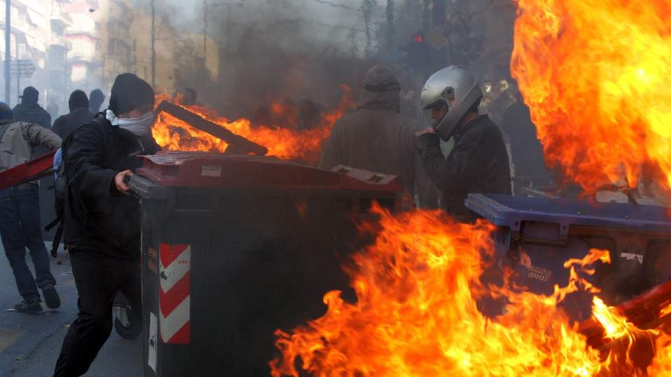 SAMMENST�T: Demonstranter gikk til angrep p� gresk politi i dag, b�de i Aten og i Thessaloniki. Foto: Scanpix/EPA