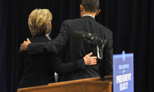 NYE VENNER: Hillary Clinton blir USAs neste utenriksminister. Foto: AFP PHOTO/Jim WATSON/Scanpix
