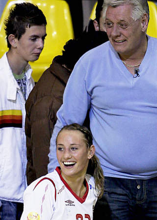 FIKK BESKJED OM � SLAPPE AV: Pappa Carl Otto Herrem syntes datteren Camilla hadde for h�ye skuldre i starten av kampen mot Portugal, og signaliserte at hun m�tte slappe av. Her er de to sammen etter seieren mot Ukraina. Foto: BJ�RN LANGSEM