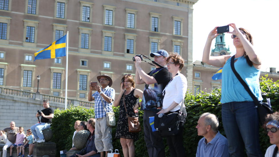 Skuelystene som har møtt opp for å få et glimt av dem med blått blod. Kongehusekspert Caroline Vagle sier at flere har sovet ute i natt, for å få med seg anledningen. 