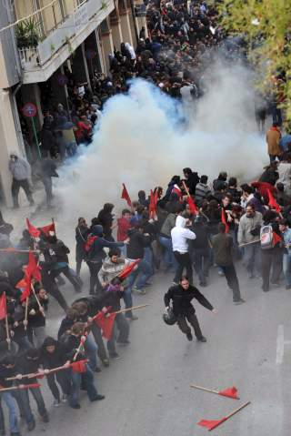 SPREDDE SEG:  Oppt�yene spredde seg i g�r til en rekke byer i Hellas. Her barker politi og demonstranter sammen i Patras. Foto: EPA/GIOTA KORBAKI