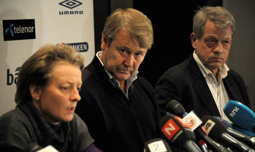 GIR SEG: I samr�d med NFFs generalsekret�r Karen Espelund (t.v.) og fotballpresident Sondre K�fjord (t.h.) besluttet �ge Hareide i dag � gi seg som landslagstrener. Foto: �istein Norum Monsen
