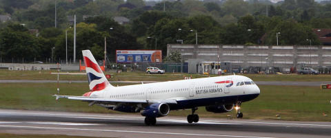 Blindpassasjer døde etter å ha falt fra fly over London. Skal ha klamret seg fast til flyet fra Sør-Afrika