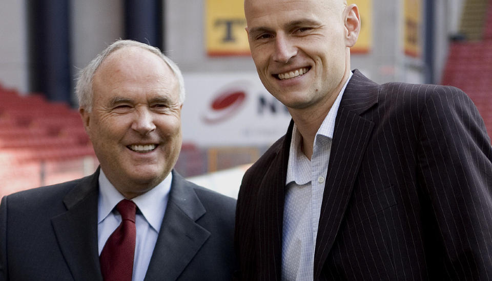 NEKTER: Fc K�benhavns styreformann, Flemming �stergaard, mener Norge ikke har r�d til � kj�pe St�le Solbakken ut av kontrakten med klubben. Her fra da nordmannen ble presentert som FCK-trener i 2005. Foto: Kristian Juul Pedersen / SCANPIX