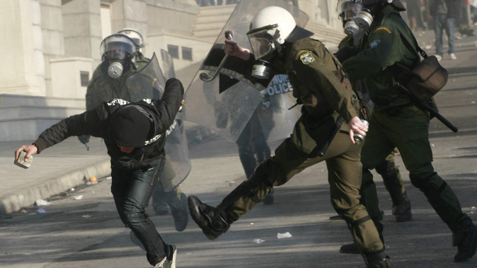 NYE GATEKAMPER:  Hundrevis av demonstranter kastet stein og flasker mot politiet utenfor det greske parlamentet i dag.     REUTERS/John Kolesidis (GREECE)