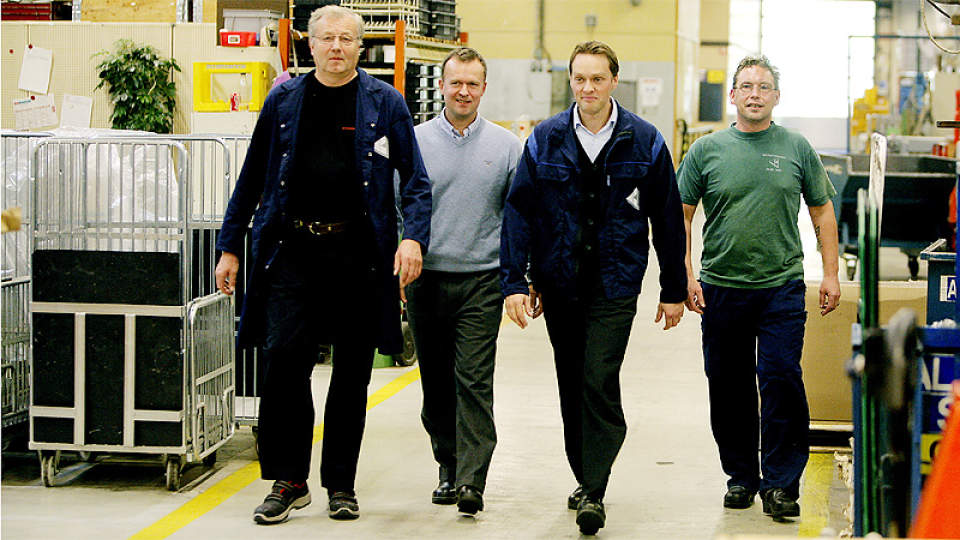 G�R T�FFE TIDER I M�TE: Ansatte og ledelse ved Kongsberg Automotive p� Hvittingfoss, fra venstre, tillitsvalgt Magne Thidemansen, kommunikasjonsdirekt�r Ronny Lie, fabrikkdirekt�r Kristian Sten Iversen og tillitsvalgt Leif H�vard Str�mhaug. Foto: Jacques Hvistendahl