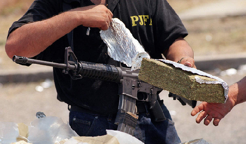 DYREBARE VARER: Meksikansk politi med beslaglagt marihuana og kokain i Sinaloa i Mexico. Landet har massive problemer med mektige narkotikagjenger og -kartell, som st�r bak tallrike likvidasjoner hvert �r. Foto: MARCO UGARTE/AP/SCANPIX