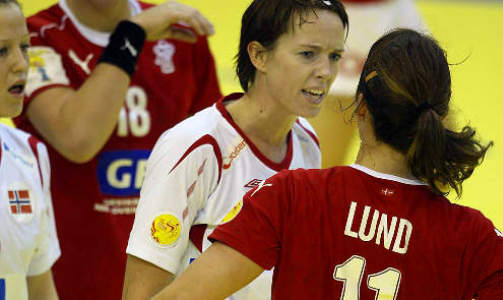 H�Y TEMP: Kristine Lunde og Lene Lund Nielsen var i tottene p� hverandre i kampen mellom Norge og Danmark i g�r kveld, og var heller ikke helt avkj�lte etter kampslutt. Foto: BJ�RN LANGSEM/DAGBLADET.NO