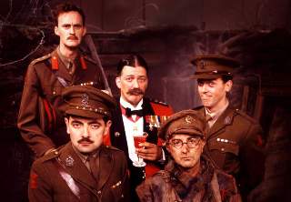 BLACKADDER: Fry (midten) sammen med Rowan Atkinson, Hugh Laurie og andre n�kkelskuespillere fra den popul�re serien. Foto: BBC
