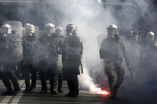 NYE OPPT�YER: Flere tusen demonstranter m�tte i dag opp i sentrum av Athen. Foto: AFP/Aris Messinis/SCANPIX