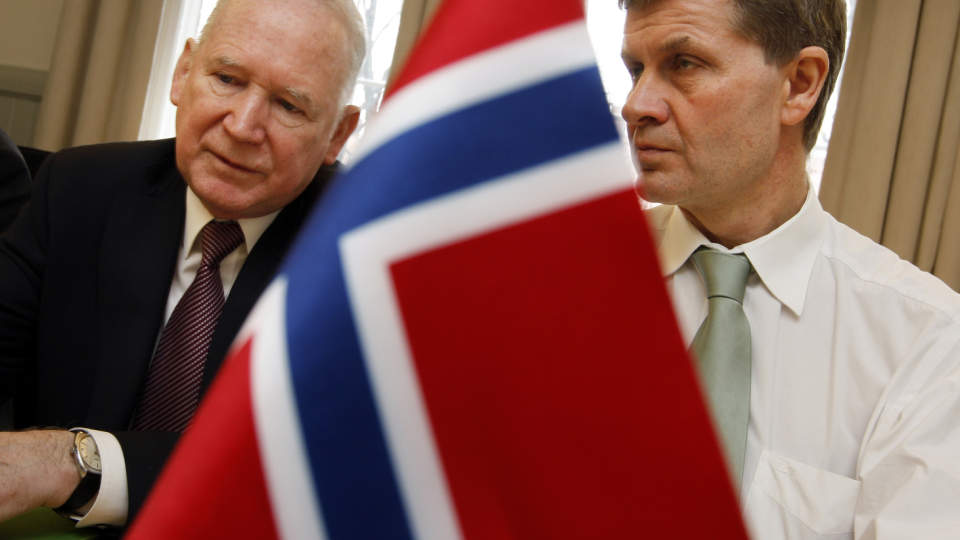 KLIMAMINISTRE: Milj�- og utviklingsminister Erik Solheim  fikk tidligere i �r bes�k av den polske milj�vernministeren Maciej Nowicki. Polen er vertsland for �rets klimaforhandlinger som finner sted i Posnan n�. 
Foto: Lise �serud / SCANPIX