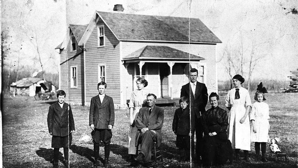 SE ALT VI HAR: En familie utvandret fra Setesdal st�r foran sitt nye hus i Dakota omkring 1910.