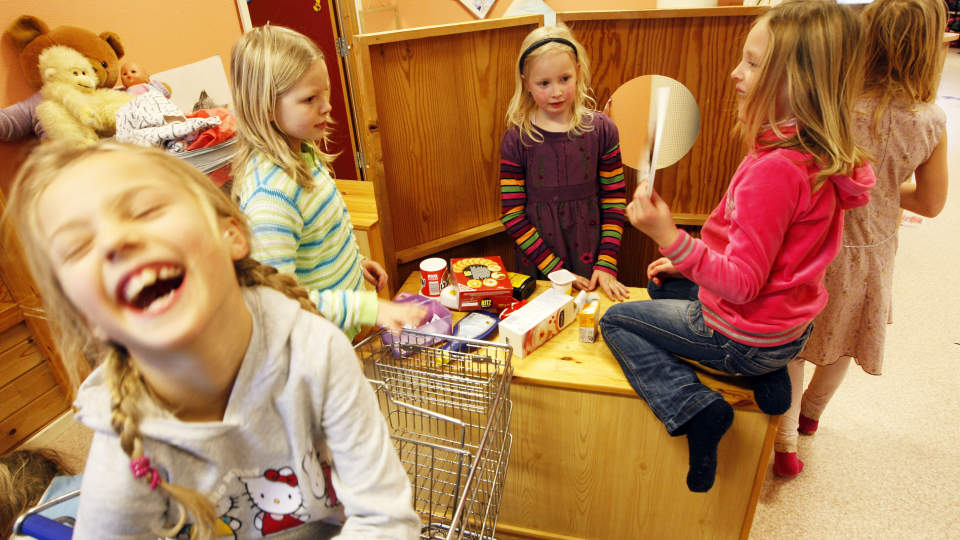 GAVEBERG: Sju av ti barn f�r flere enn 11 gaver p� julaften.Foto: Lise �serud/Scanpix