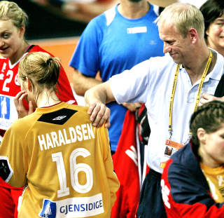 SUVEREN: Etter Norges seier over Russland i h�ndball-VM i 2007, ble Katrine Lunde Haraldsen k�ret til banens beste spiller. Etterp� sto keepertrener Mats Olsson (hvit skjorte) klar med hyllesten.