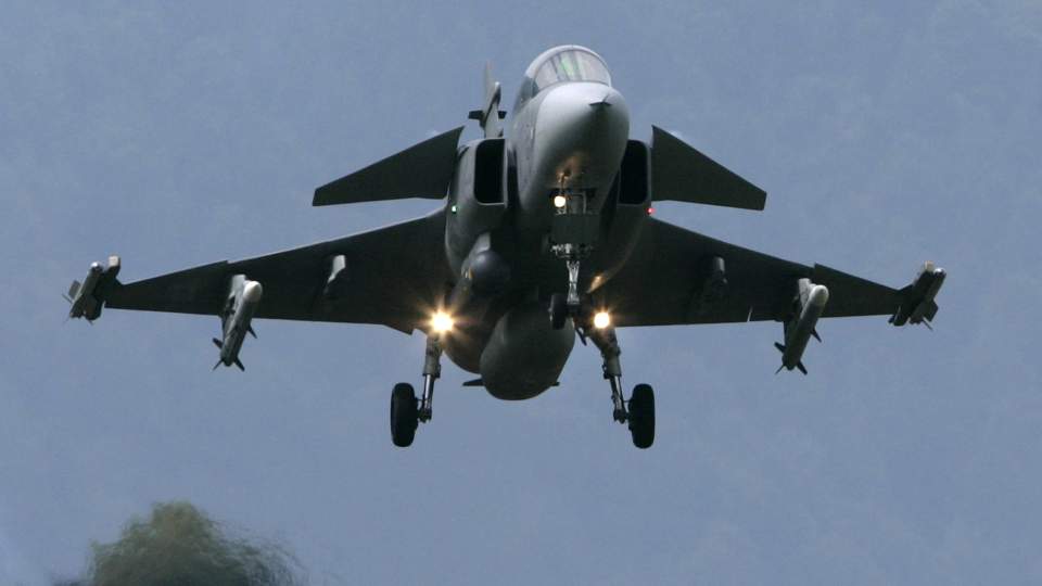 DETTE FLYET VIL IKKE NORGE HA: Svenskene sliter med � forst� begrunnelsen. Foto: REUTERS/Michael Buholzer/SCANPIX