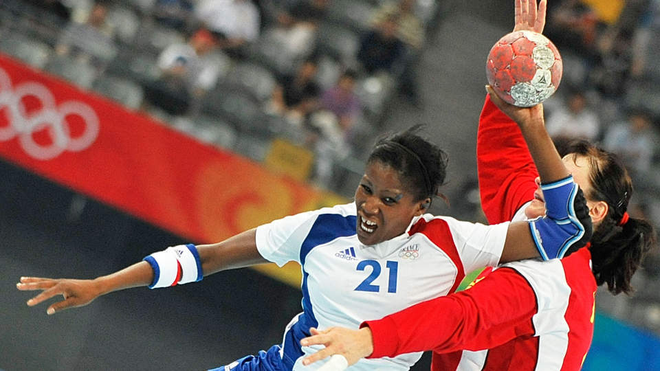 LANGT UTE: Romanias keeper Luminita Dinu er kjent for � avskj�re kontrinsballer langt ute p� banen. Her f�r Frankrikes Makaan Tounkara kjenne hvordan det f�les. Foto: AFP/PHILIPPE HUGUEN