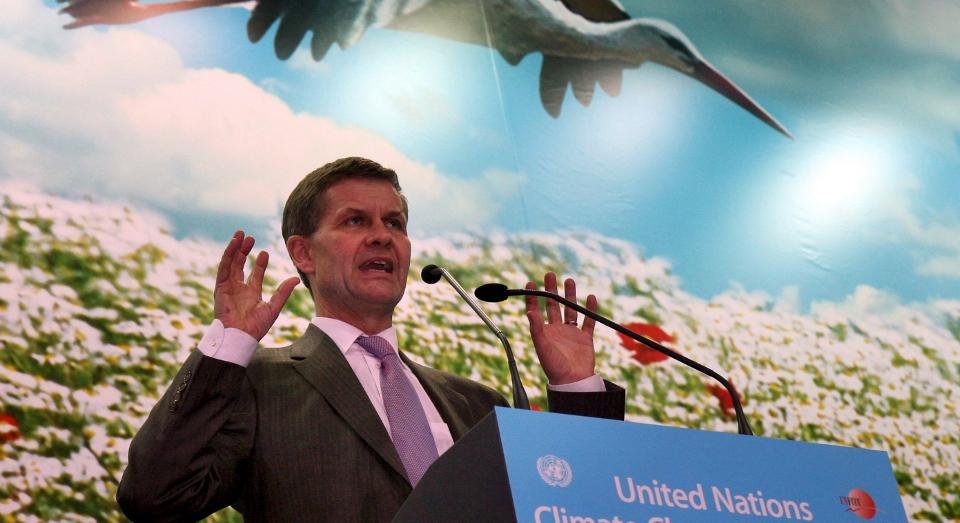 VIL LINDRE: Milj�minister Erik Solheim (SV) deltar p� den store klimakonferansen i Polen. Norge pr�ver � bidra til at fattige land kan tilpasse seg uunng�elige klimaendringer. Foto: Bogdan Borowiak/EPA