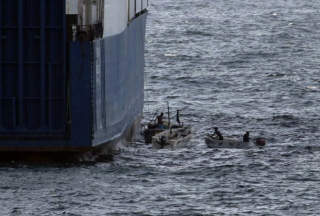 SL�R TIL: I sm� motorb�ter angrep pirater det ukrainske fraktskipet Faina i september ifjor. Foto: US Navy/AP/Scanpix