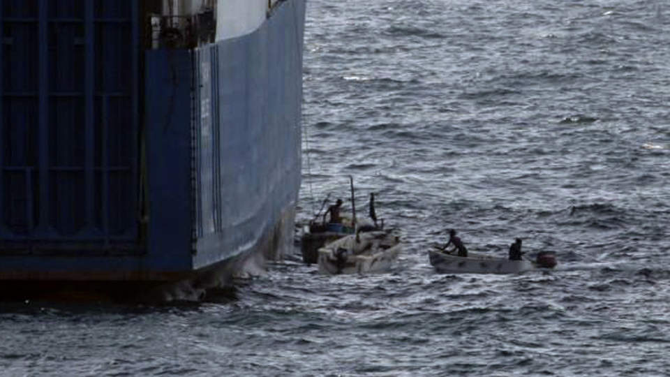 EN VANLIG DAG P� JOBBEN: Pirater i ferd med � ta seg om bord p� skipet �Faina� i september i �r. S� langt i �r har piratene tjent 831 millioner kroner, if�lge FN. Foto: AP/US NAVY/SCANPIX