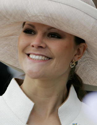 Kronprinsesse Victoria fyller år - se hennes flotteste antrekk
