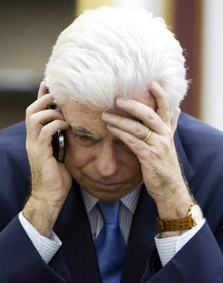 D�RLIG DAG: Demokratrepresentant Chris Dodd m� nedtrykt meddele tapet i avstemingen per mobilsamtale. Foto: HARAZ N. GHANBARI/AP/SCANPIX