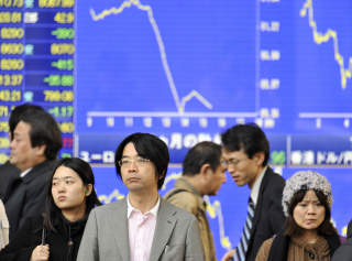 FALL OGS� I TOKYO:  Tokyo-b�rsen falt ogs� i natt, med  484.68 poeng, til 8,235.87 etter at Senatet sa nei til bilindustriens rednignspakke. Foto: SCANPIX/AFP PHOTO / Yoshikazu TSUNO
