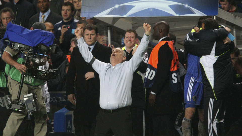 STERKE F�LELSER: Chelsea-manager Avram Grant, med minnebind rundt arma, falt ned p� kn�rne da Liverpool var sl�tt ut i Champions League-semifinalen p� Stamford Bridge i april. Foto: MATT DUNHAM/AP/SCANPIX
