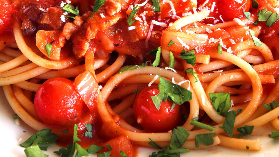 SOLIDE R�R: Du kan bruke flere typer pasta for � lage pasta all'amatriciana, men bucatini - de tjukke, hule spagettiliknende r�rene - er mest autentisk.