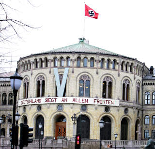 UBEHAG: Det falt mange tungt for hjertet da hakekorset atter vaiet fra flaggstanga på Stortinget under innspillinga. UBEHAG: Det falt mange tungt for hjertet da hakekorset atter vaiet fra flaggstanga på Stortinget under innspillinga.