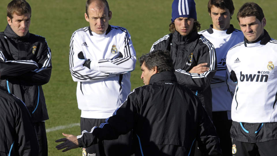 N�RER TROEN I MADRID: Juande Ramos samler stjernegalleriet f�r storkampen mot Barcelona og gir �n beskjed: - Vi kan sl� Barcelona!   Foto: AFP/PHILIPPE DESMAZES