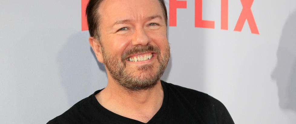 Ricky Gervais støtter dronning Elizabeth: - Jeg ligna på Hitler da jeg var syv