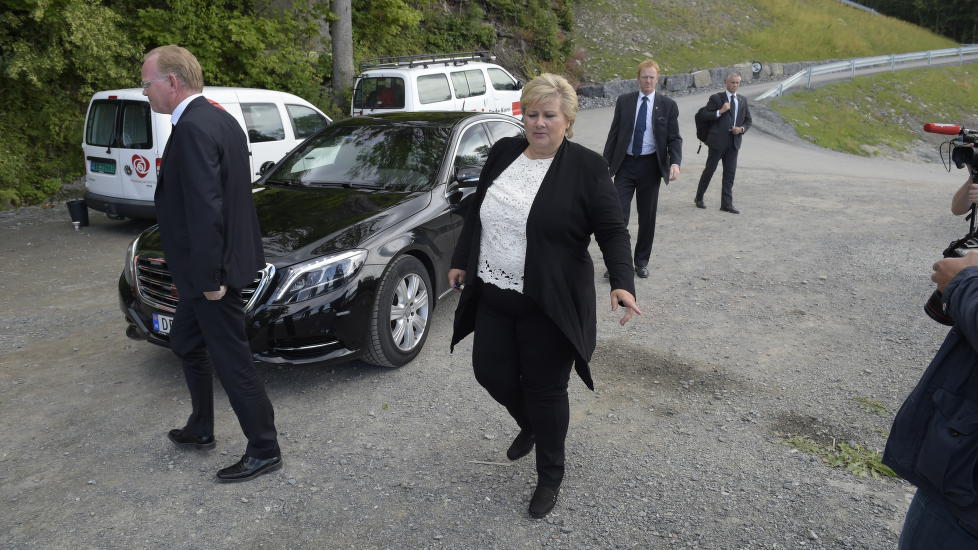 <b>PÅ VEI TIL UTØYA:</b> Statsminister Erna Solberg ankom landsida ved Utøya ca kl. 15.45, før hun tok båt over før minnemarkeringen starter klokken 16. Foto: Lars Eivind Bones
