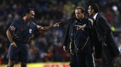 GA OG FIKK KJEFT: Real-spillerne ga Leo Messi mye juling i �pningsminuttene, og det likte Barca-manager Pep Guardiola d�rlig. Foto: SCANPIX/REUTERS/Gustau Nacarino