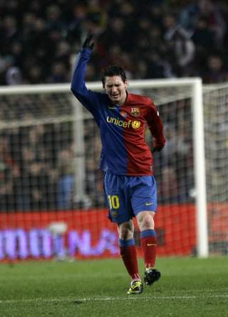 AU: Leo Messi etter et av knottetr�kkene ankelen hans mottok i f�rsteomgang. Foto: SCANPIX/REUTERS/Gustau Nacarino