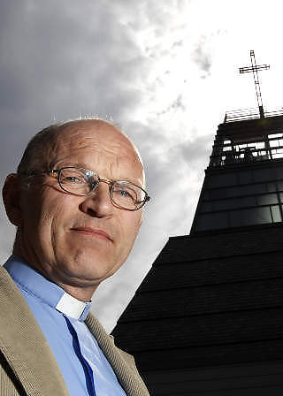 �PEN KIRKE: Presten i Her�y, Jens Terje Johnsen var sjeles�rger etter forliset til spesialskipet Bourbon Dolphin utenfor Shetland, der �tte omkom. N� er lokalsamfunnet igjen i sorg.
Foto: Marit Hommedal / SCANPIX