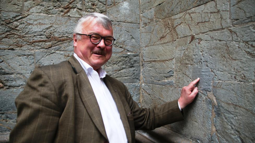 HOMSEGRAFFITI: Skriften p� veggen i Nidarosdommen er analysert av Trondheims byhistoriker Terje Bratberg. Foto: Asbj�rn Svarstad