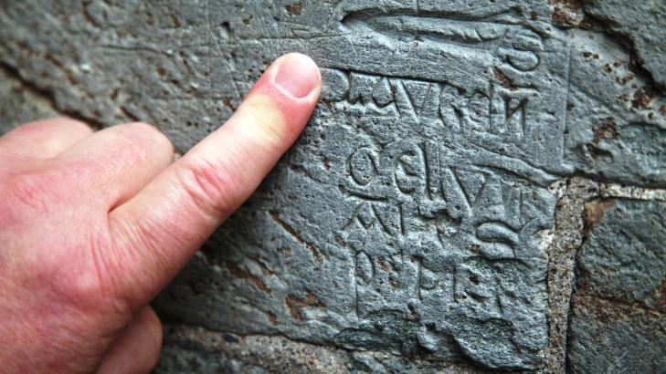 P� LATIN: �Lars er Petters rompe�, lyder Terje Bratbergs oversettelse av denne inskripsjonen p� latin.  Foto: Asbj�rn Svarstad